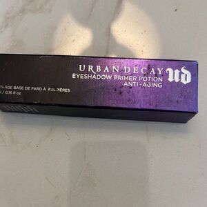 Urban Decay Anti-Aging Eyeshadow Primer in Purple